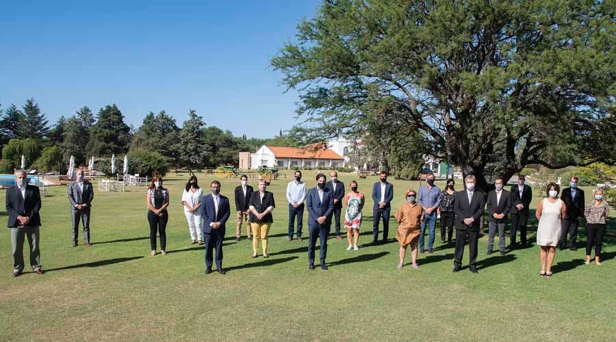 Funcionarios nacionales y provinciales posan para la foto en el parque del Hotel La Campiña 