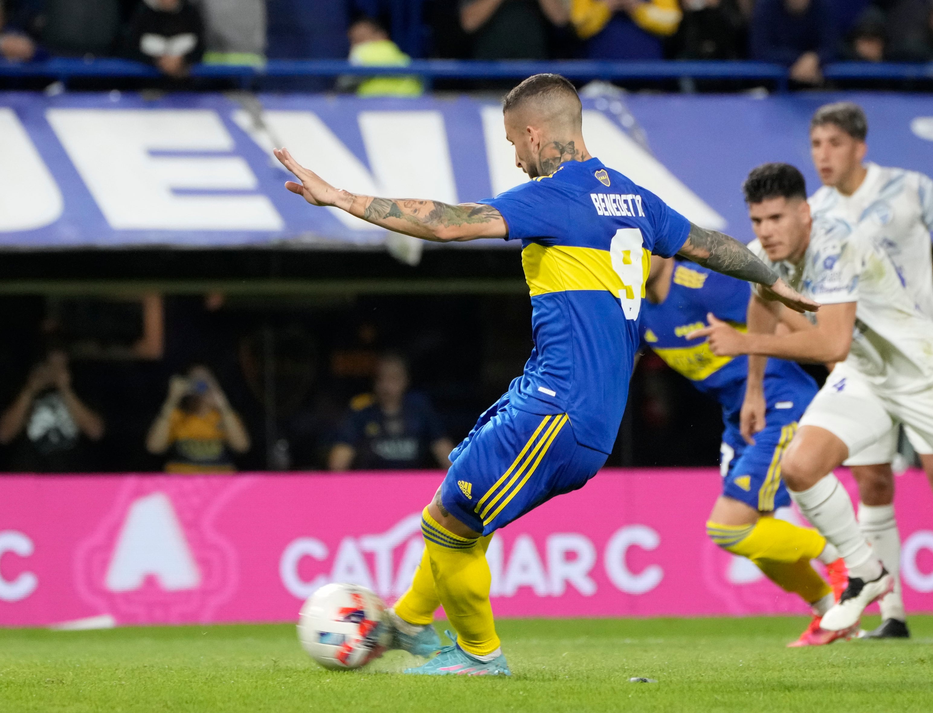 Darío Benedetto convierte su gol de penal ante Godoy Cruz.