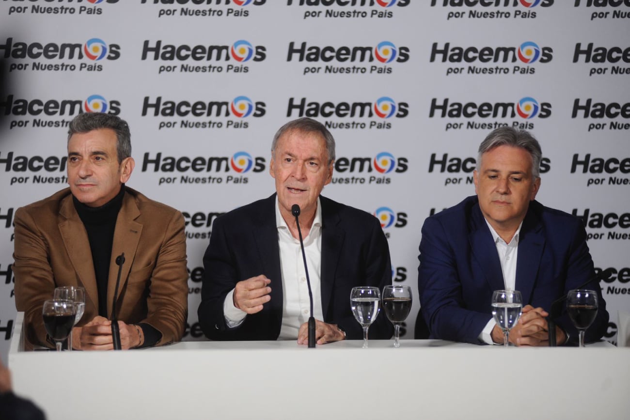 Hacemos por Nuestro País. El candidato a presidente Juan Schiaretti junto a su compañero de fórmula, Florencio Randazzo, y el gobernador electo, Martín Llaryora. (Federico López Claro)