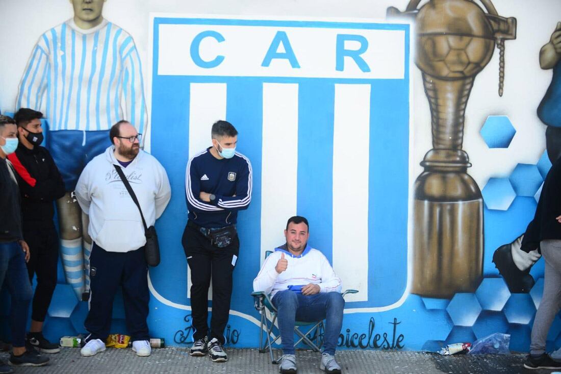 Hinchas de Racing hacen largas filas en el Miguel Sancho para comprar entradas para la final. (José  Hernández /La Voz)