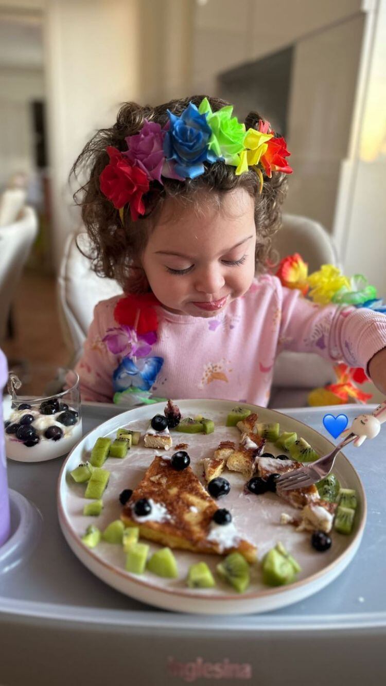 Nina Martínez terminando su desayuno sorpresa de cumpleaños.