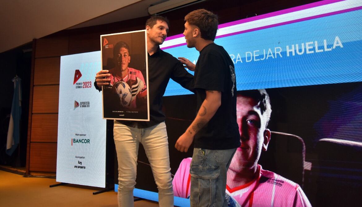 Javier Klimowicz junto a su hijo Luca este martes en la fiesta de los Premios Estímulo de La Voz (Foto: Facundo Luque).