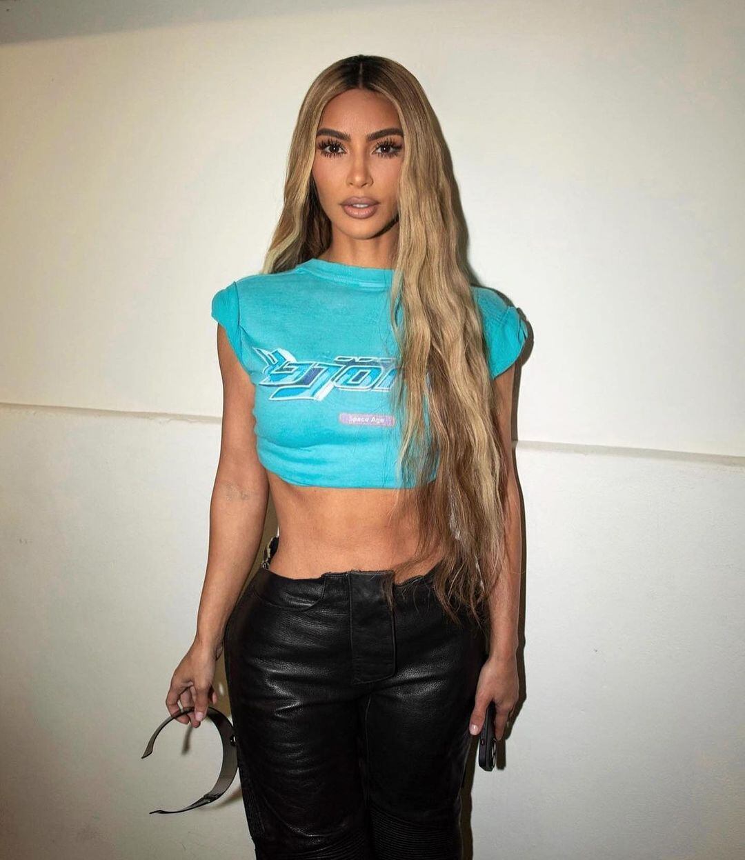 Kardashian le preguntó a sus fans si cambia su color de pelo