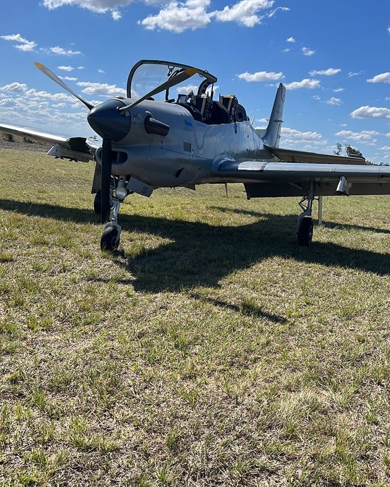 Una avioneta de la Fuerza Aérea Argentina  impactó contra una antena y debió descender.