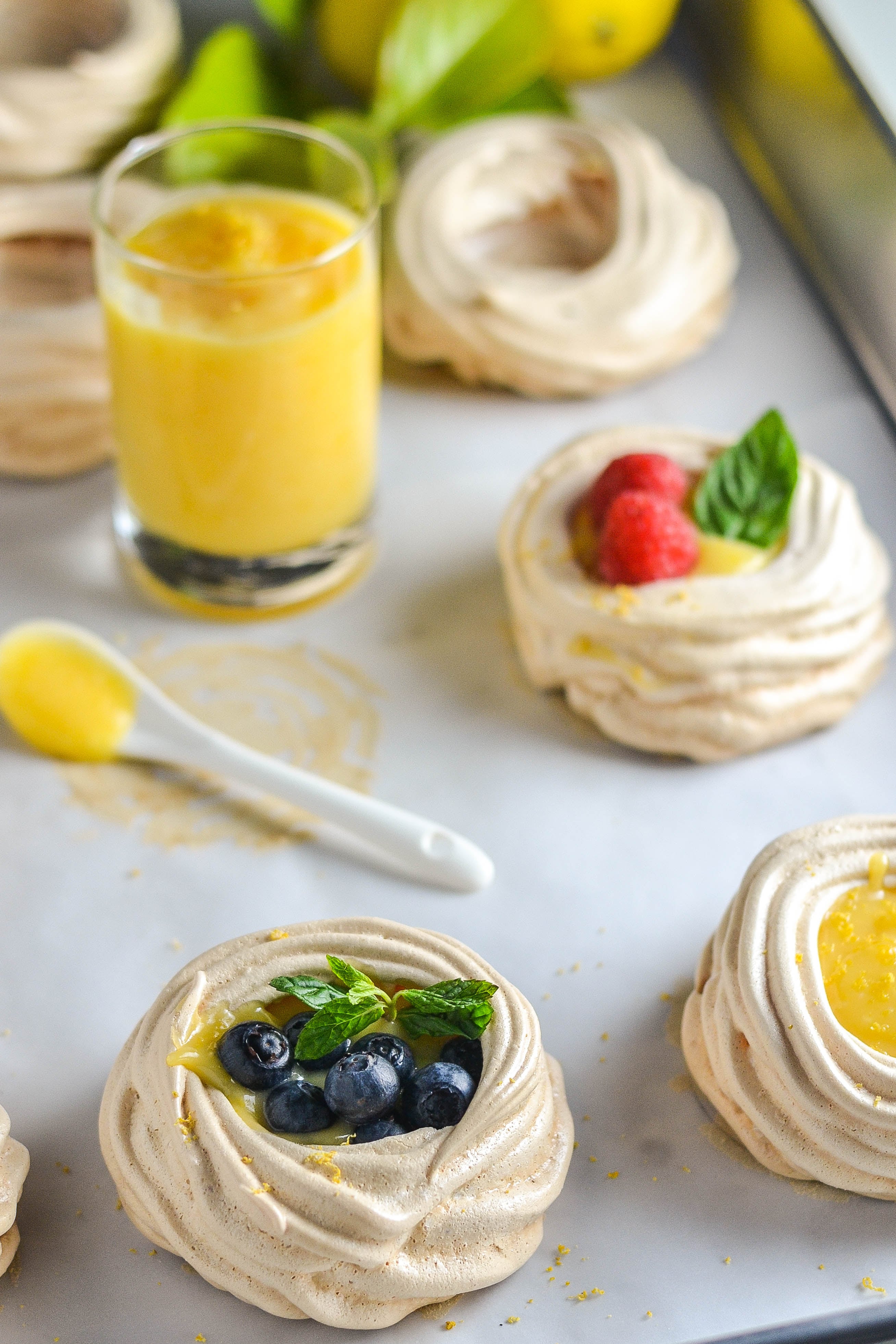 Mini pavlovas con lemon curd y frutos del bosque