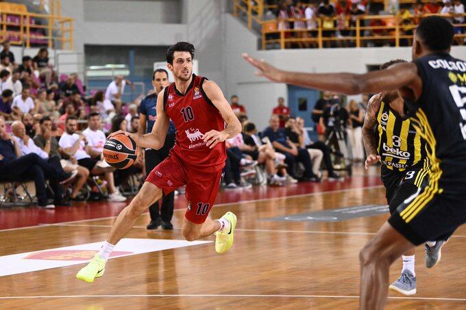 Leandro Bolmaro en acción en el amistoso ante Fenerbahce, en Grecia. (Prensa Olimpia Milano)