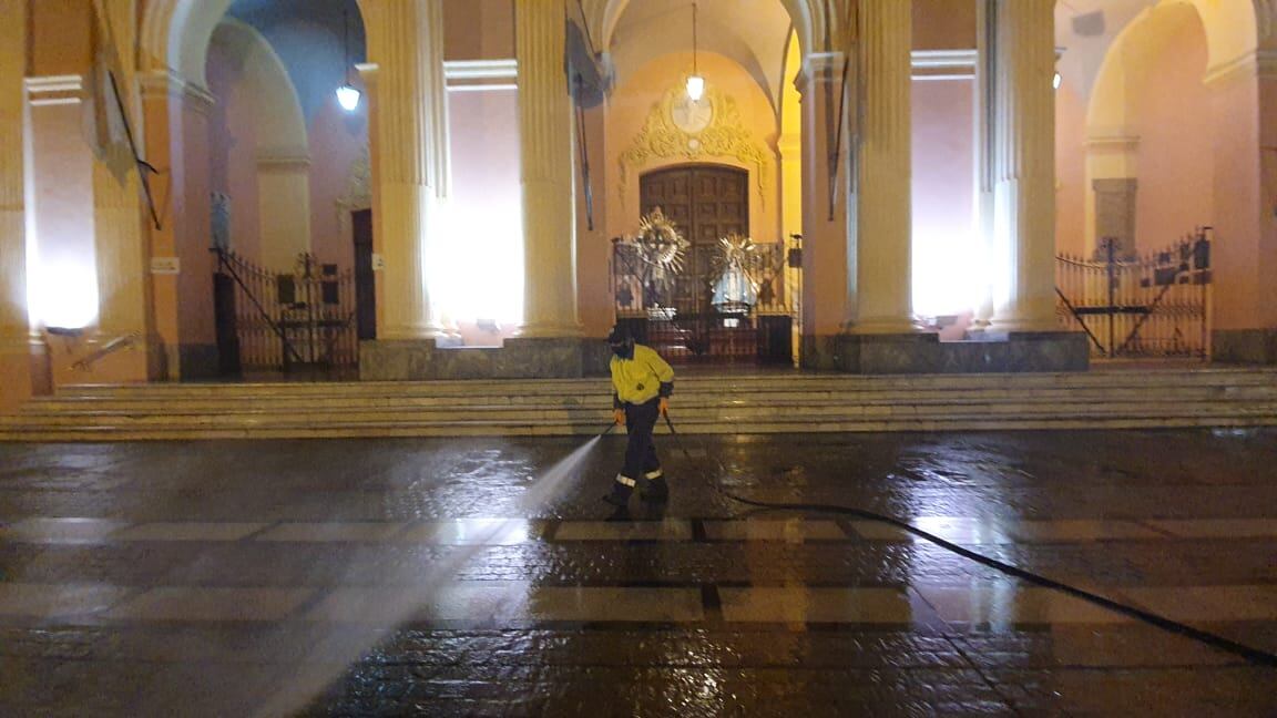 Las tareas de desinfección se realizan en las peatonales y corredores turísticos más transitados.