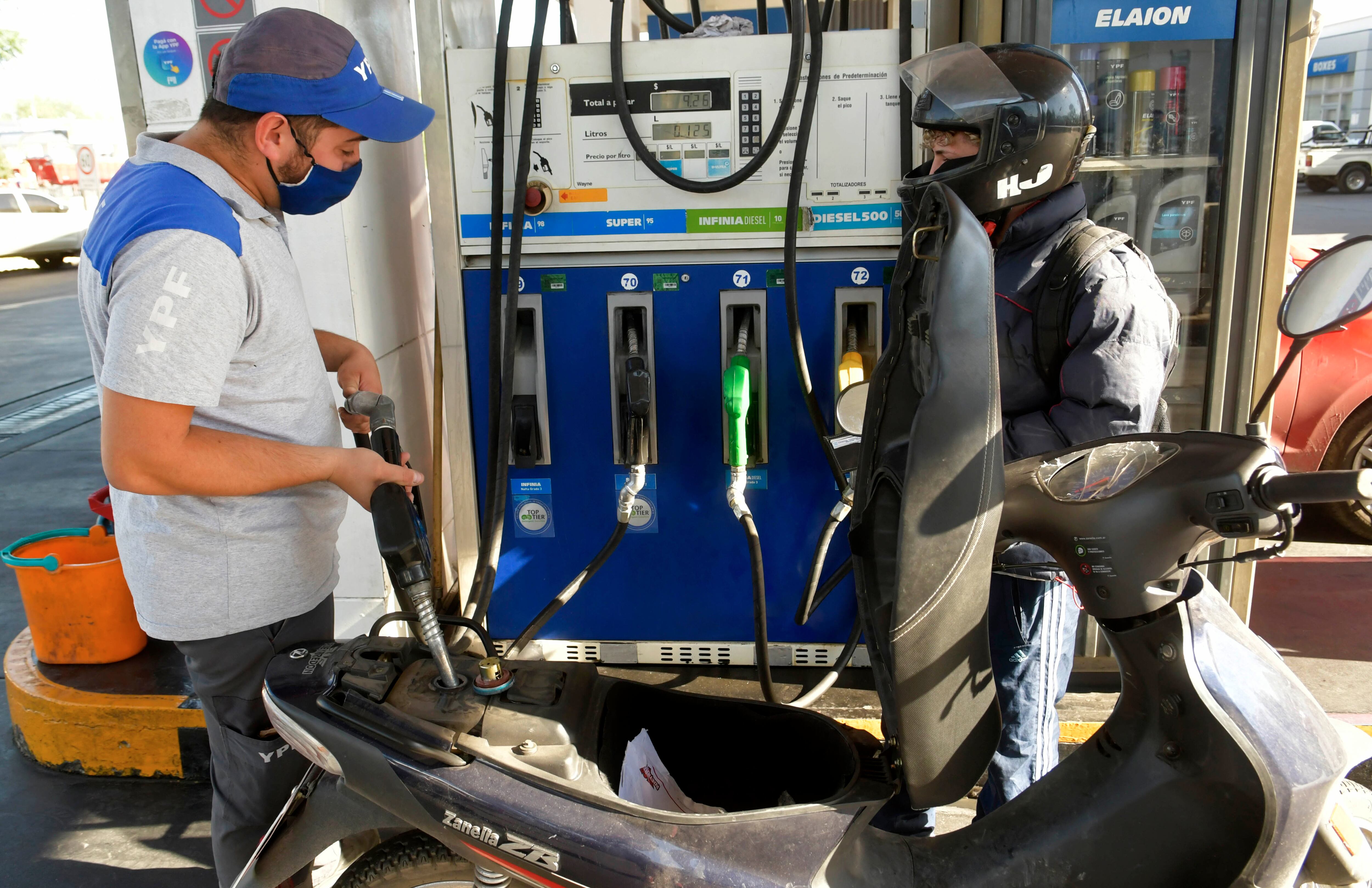 Las estaciones de servicio incrementaron el precio de sus combustible.