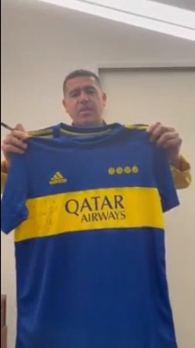 Le envió una camiseta firmada al jubilado