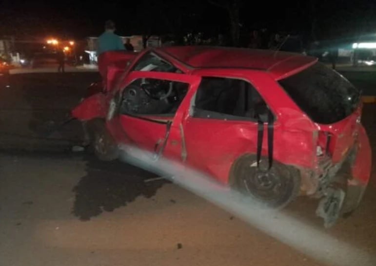 Un automovilista sufrió lesiones graves tras colisionar con un poste de luz en Campo Grande.