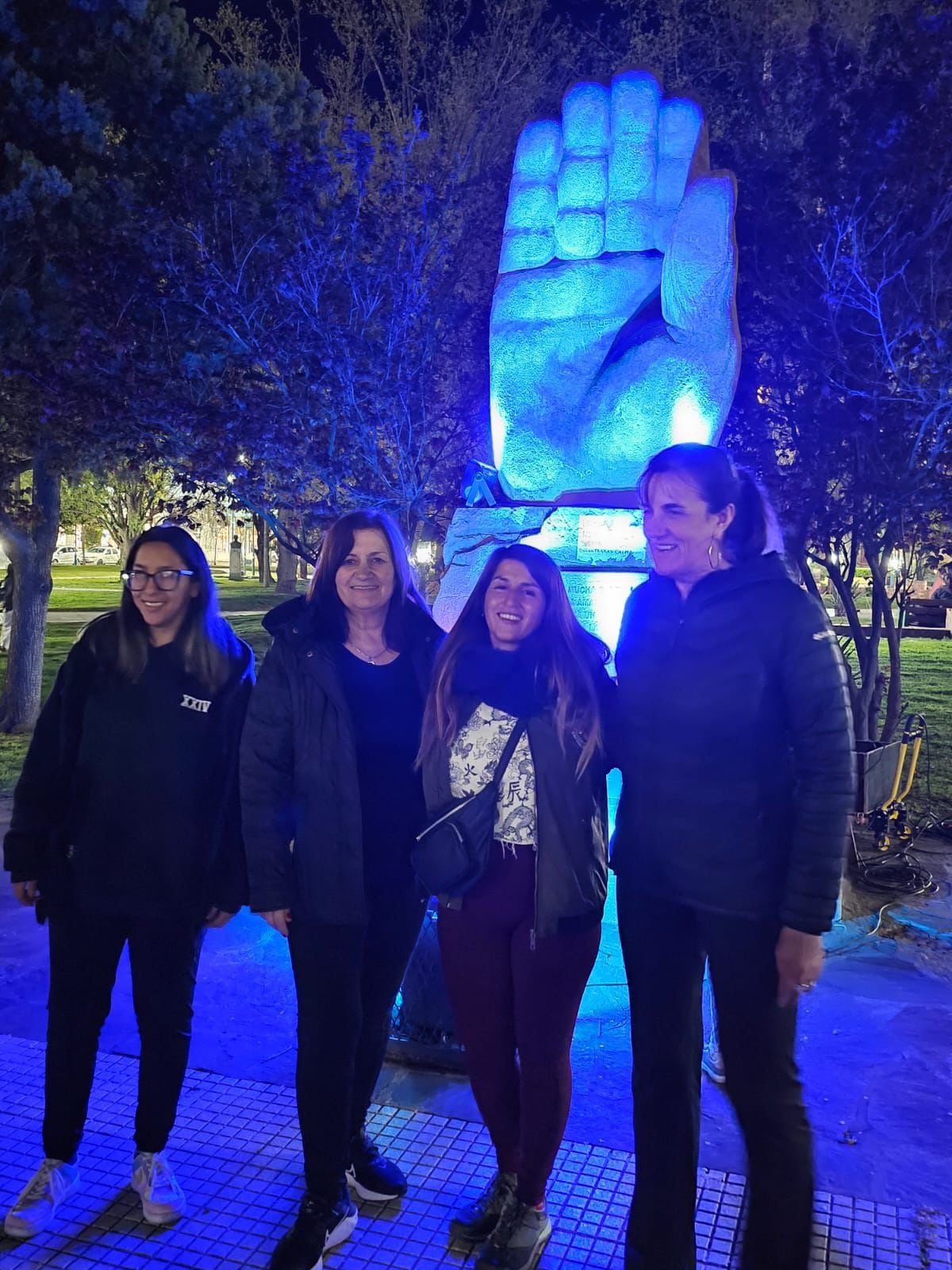 En el Día Internacional de la lengua de Señas iluminaron de azul el Monumento al Amigo