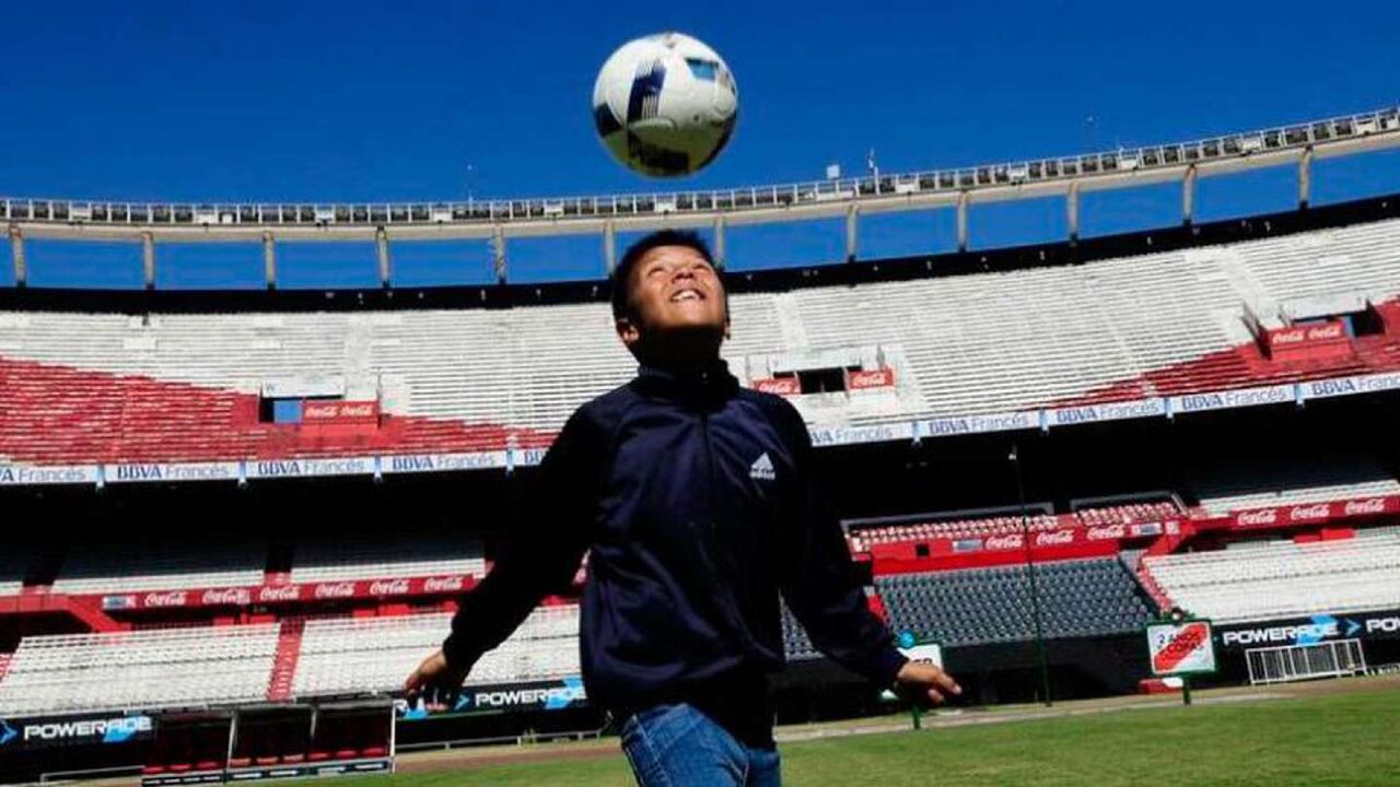 Luego de terminar la primaria, Efraín cumplió su sueño de conocer El Monumental.