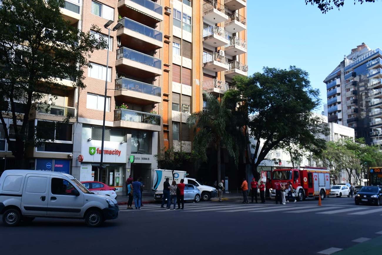 Se incendió un edificio, un estudiante no pudo escapar, cayó al vacío y murió.