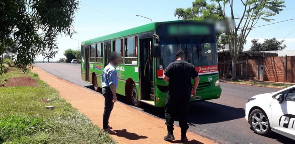 Causó daños en un ómnibus e intentó herir al chofer en Posadas.