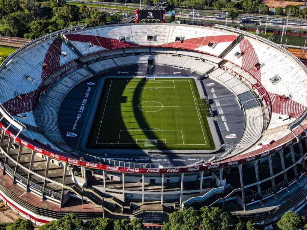 “River me parece que estoy viendo un partido en España o Europa", expresó Nuria, una de los youtubers, sobre su experiencia en el Estadio Monumental.