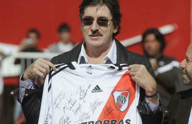 Charly García posando con la camiseta de River.