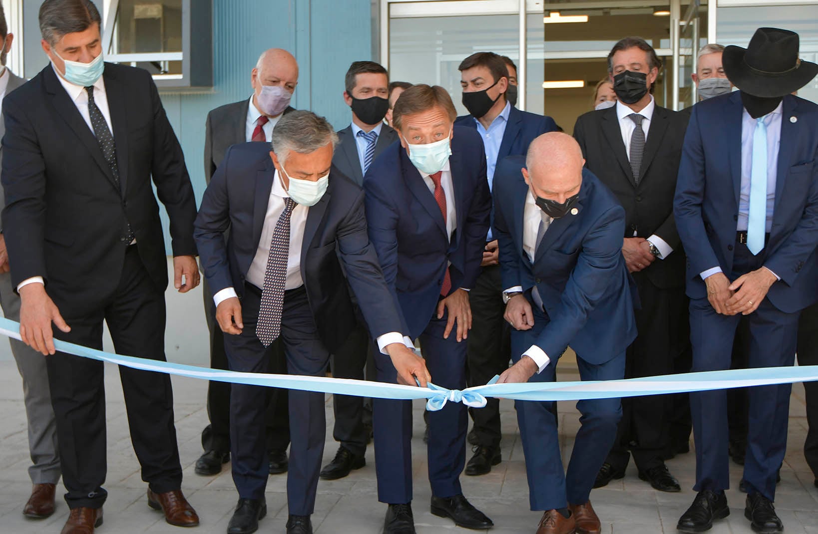 El gobernador Rodolfo Suárez, su gabinete y funcionarios del radicalismo en la inauguración del Polo Judicial.

Foto: Orlando Pelichotti