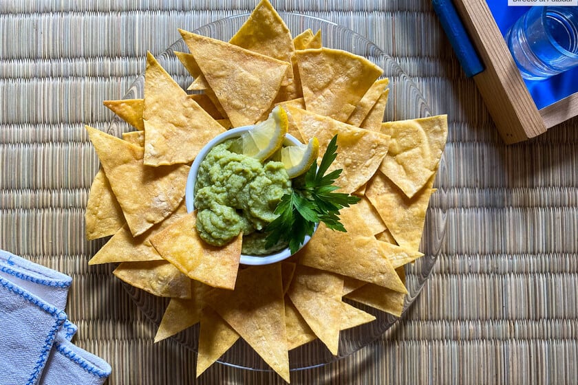 Los totopos son un producto a base de trozos de tortilla de maíz fritos o tostados hasta adquirir una textura crujiente.