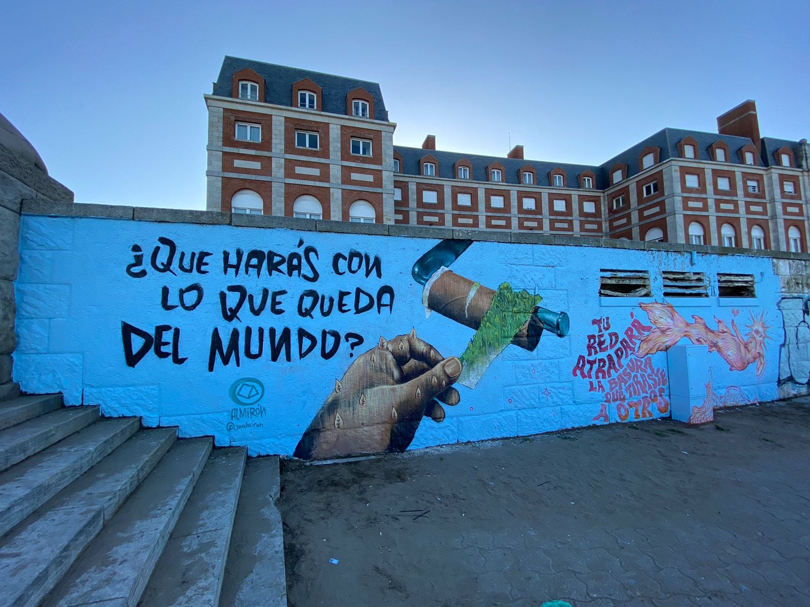 Su última obra se puede ver desde la costa en Cabo Corrientes y sus ilustraciones se viralizan en cada posteo por la causa.