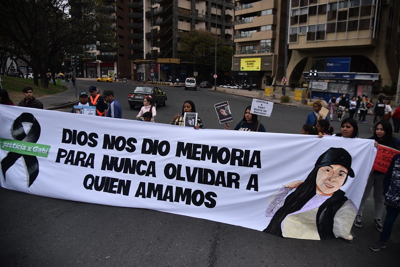 La familia de Gabriela Pérez marcha hasta el Soelsac en reclamo de justicia. (Pedro Castillo / La Voz)