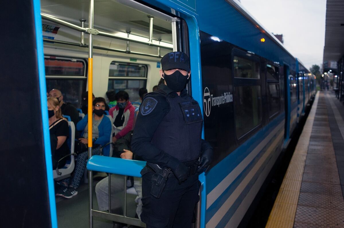 Realizan controles sorpresivos en colectivos y estaciones de tren por las nuevas restricciones