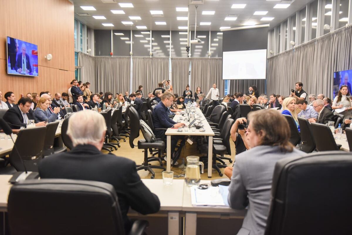 Presupuesto: el oficialismo logró el dictamen de mayoría, pero la oposición fuerza al diálogo con gobernadores