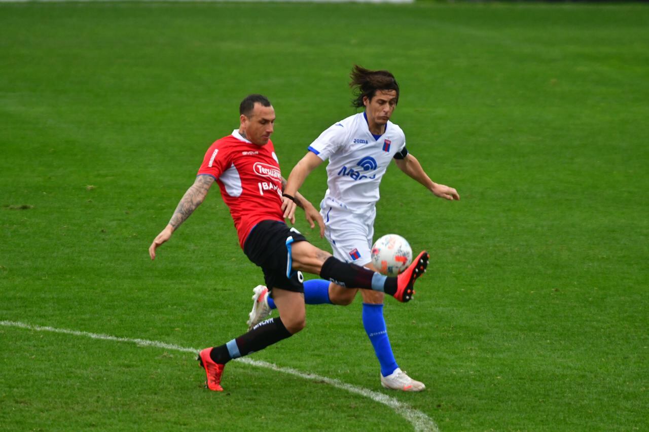 Wilfredo Olivera, defensor de Belgrano, anticipa a Sebastián Prediger, de Tigre. (Federico López Claro)