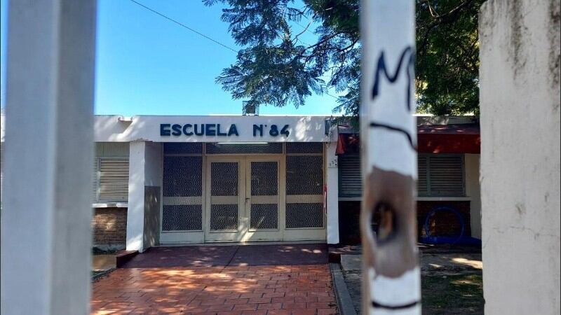 Frente a la escuela de Larrea al 300 bis dispararon 15 veces la noche del último sábado.