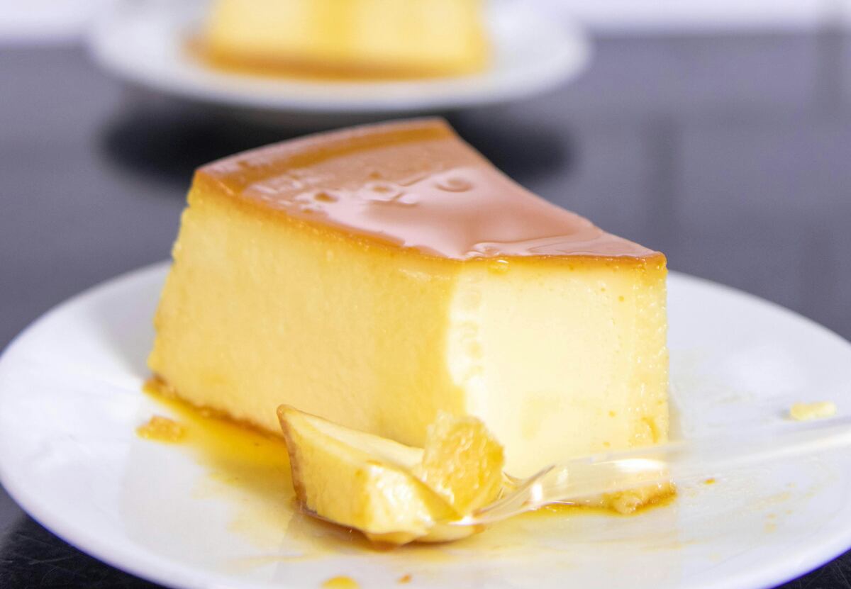 Cómo hacer flan casero con solo 4 ingredientes: la receta fácil y económica para sorprender a la hora del postre