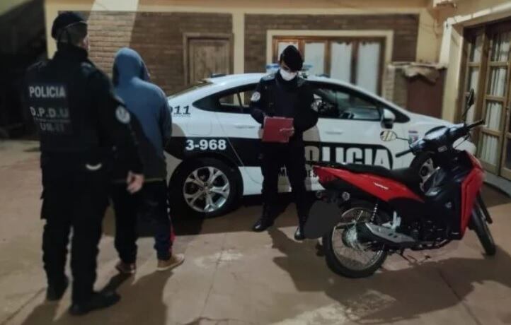 Recuperan motocicleta robada en Oberá y detienen al ladrón.