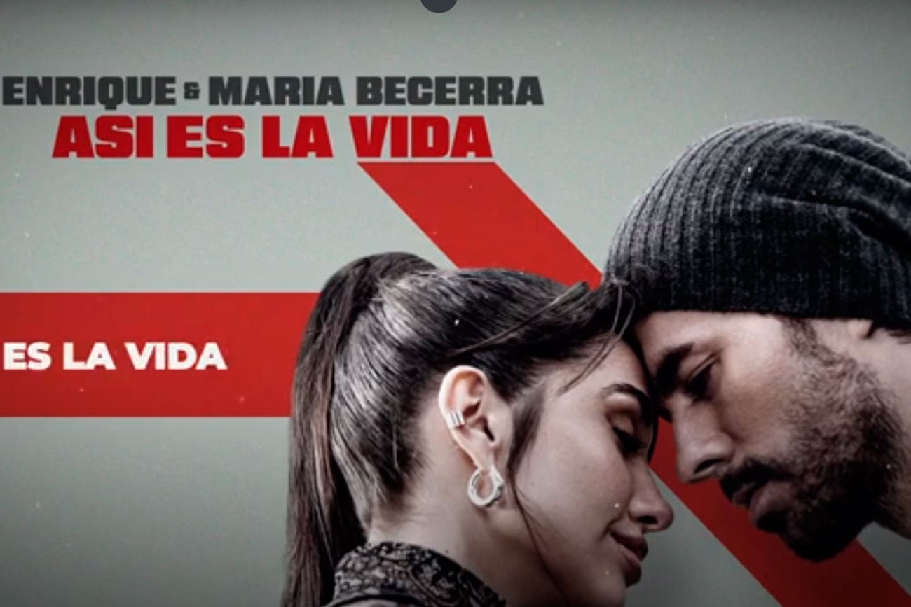 María Becerra y Enrique Iglesias (Captura de video).