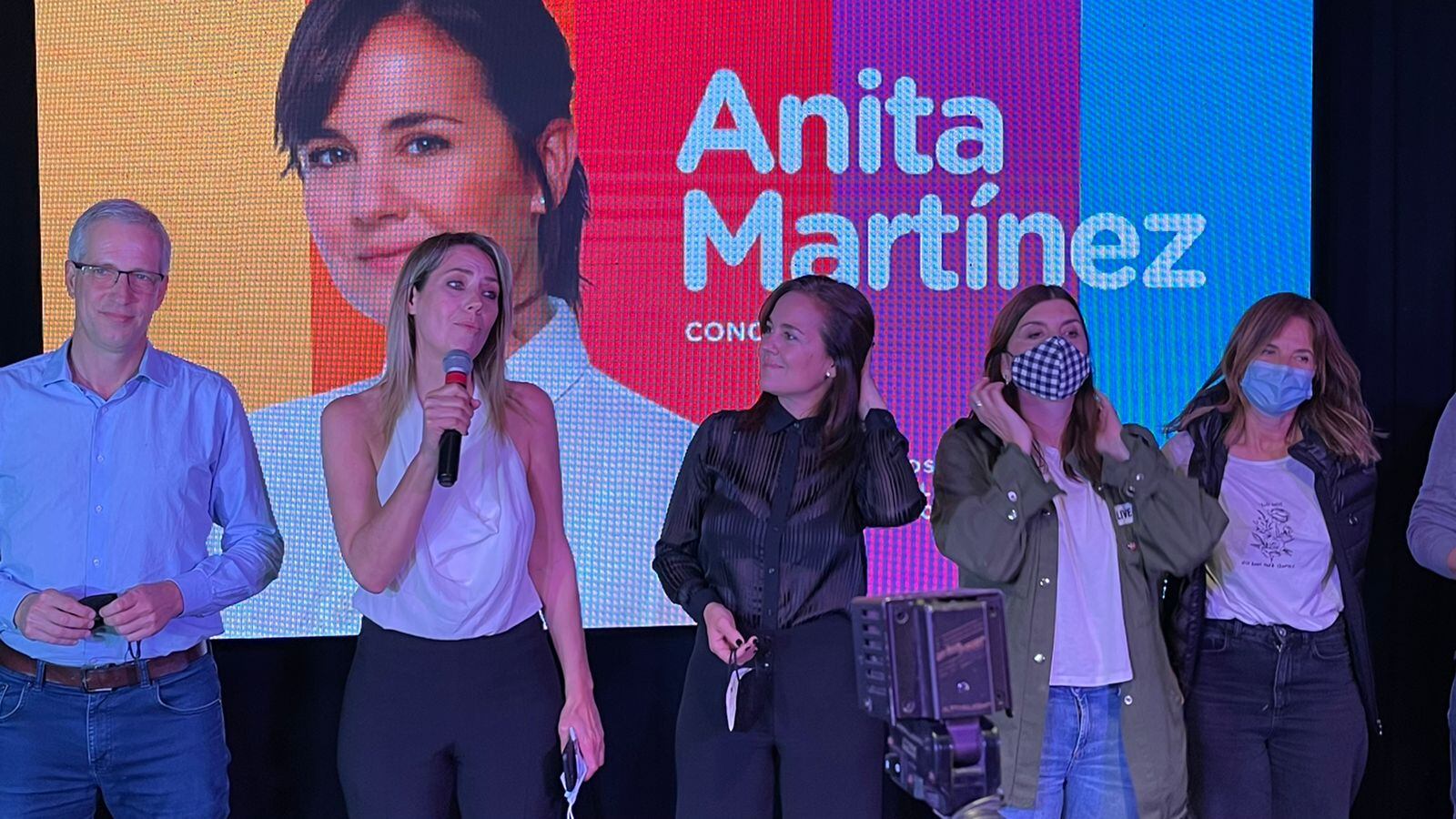 Carolina Losada festeja en el Bunker de Juntos por el Cambio, junto a Anita Martínez, en el Salón Metropolitano de Rosario.