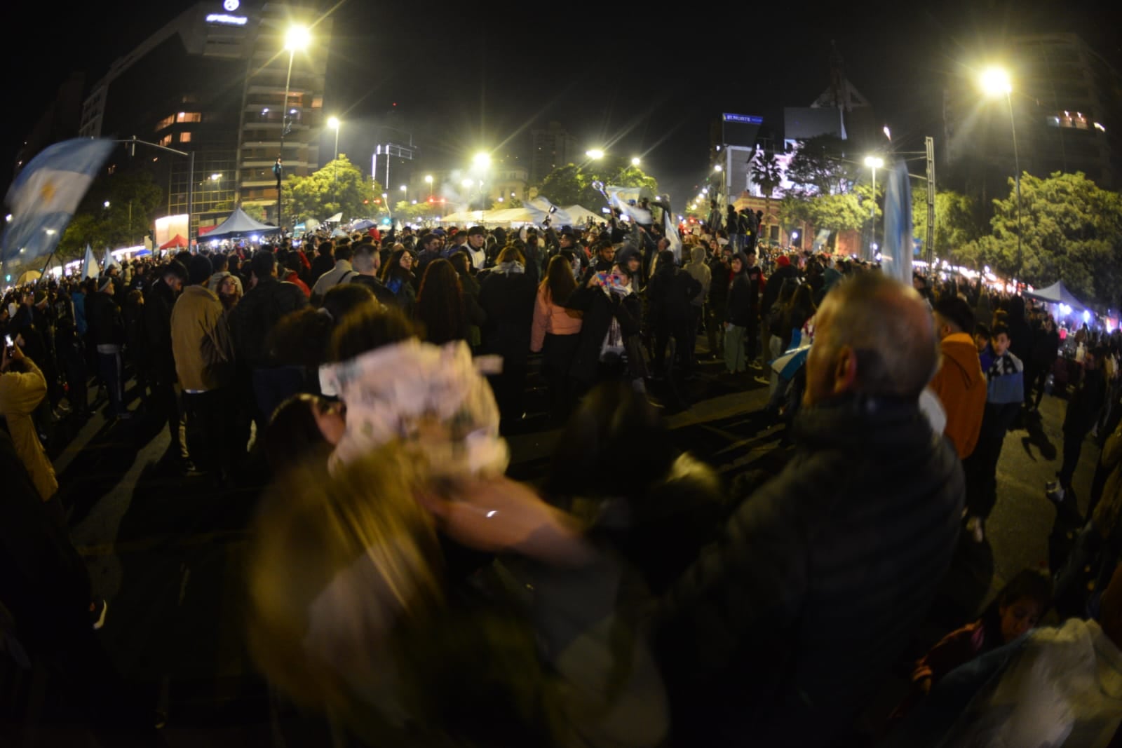 Un nutrido grupo de cordobeses salió a festejar el triunfo argentino, en la esquina del Patio Olmos.