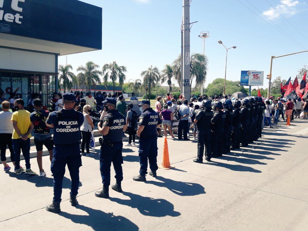 La Policía controla la protesta piquetera en Carrefour Jardín.