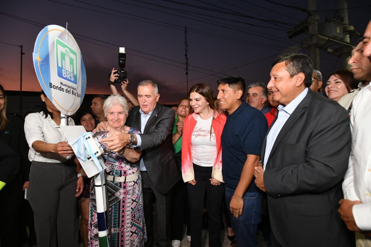 Jaldo inauguró pavimento articulado y alumbrado público renovado para el barrio Albornoz, y entregó camionetas para la Policía.