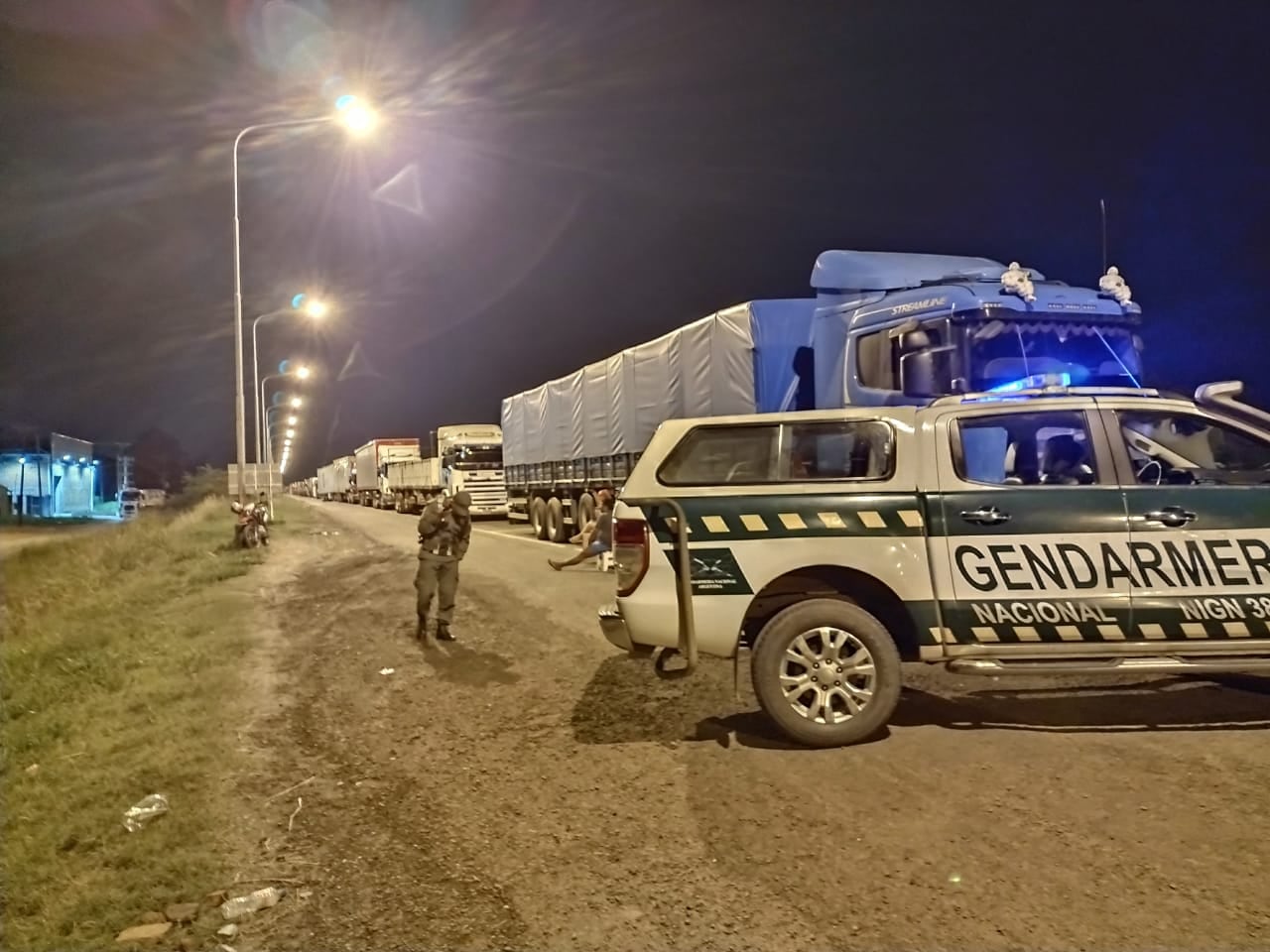 Por el corte la fila de camiones se extendió durante kilómetros