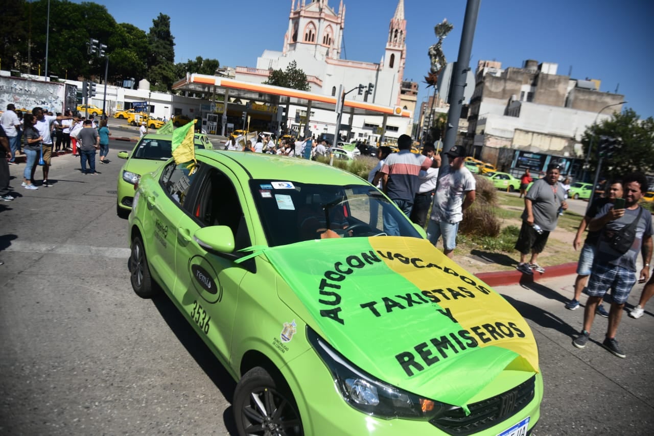 Marcha de taxistas en Córdoba este lunes 29 de enero. (Pedro Castillo/La Voz)