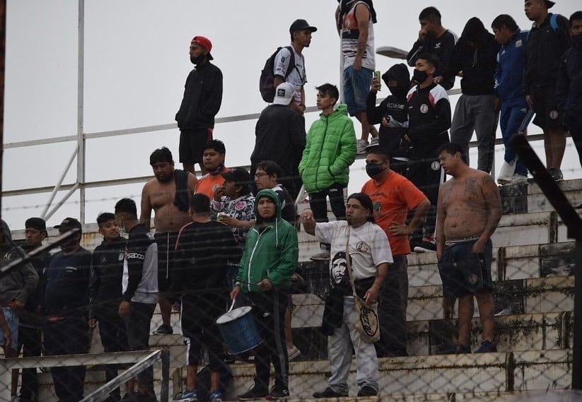 Los primeros hinchas argentinos que pudieron alentar en forma presencial a su equipo, el Club Altos Hornos Zapla, de Jujuy.