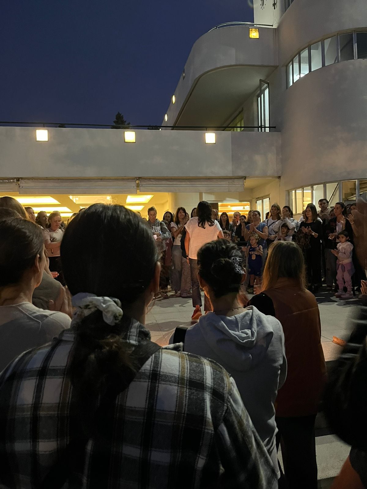 El bar de la pileta "Dulce" fue escenario de un abrazo simbólico a principios de junio.