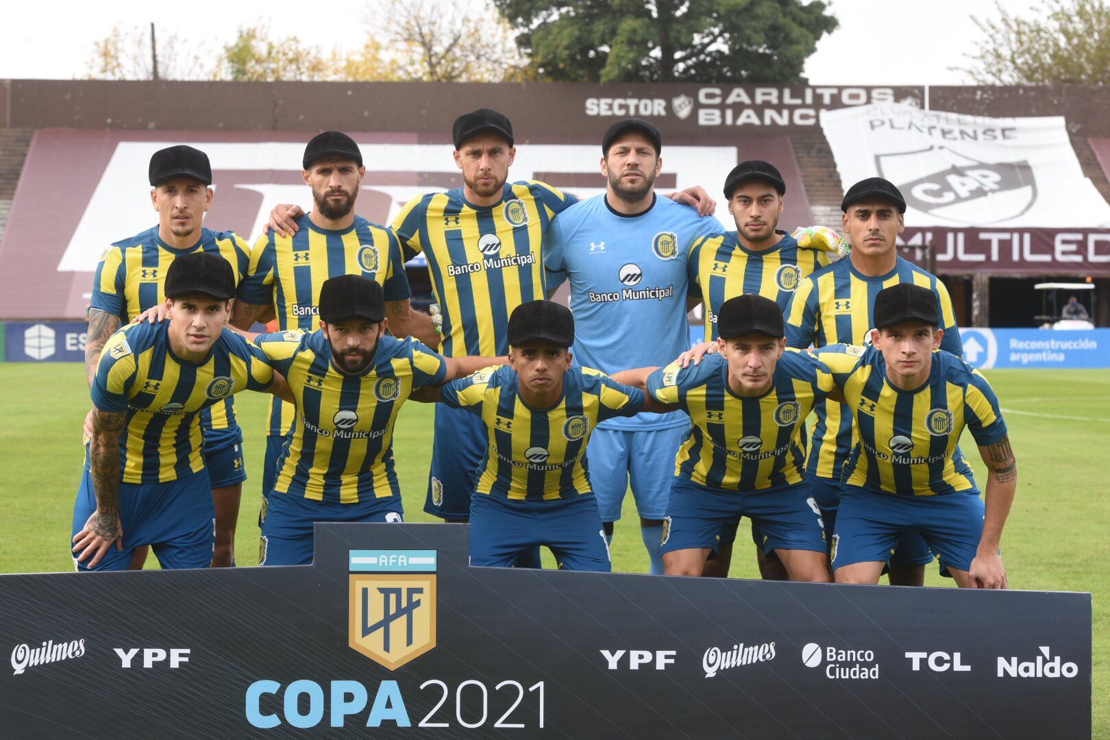 Los jugadores de la Academia posaron con una boina similar a la que Griguol usó durante parte de su carrera como DT. (@carcoficial)