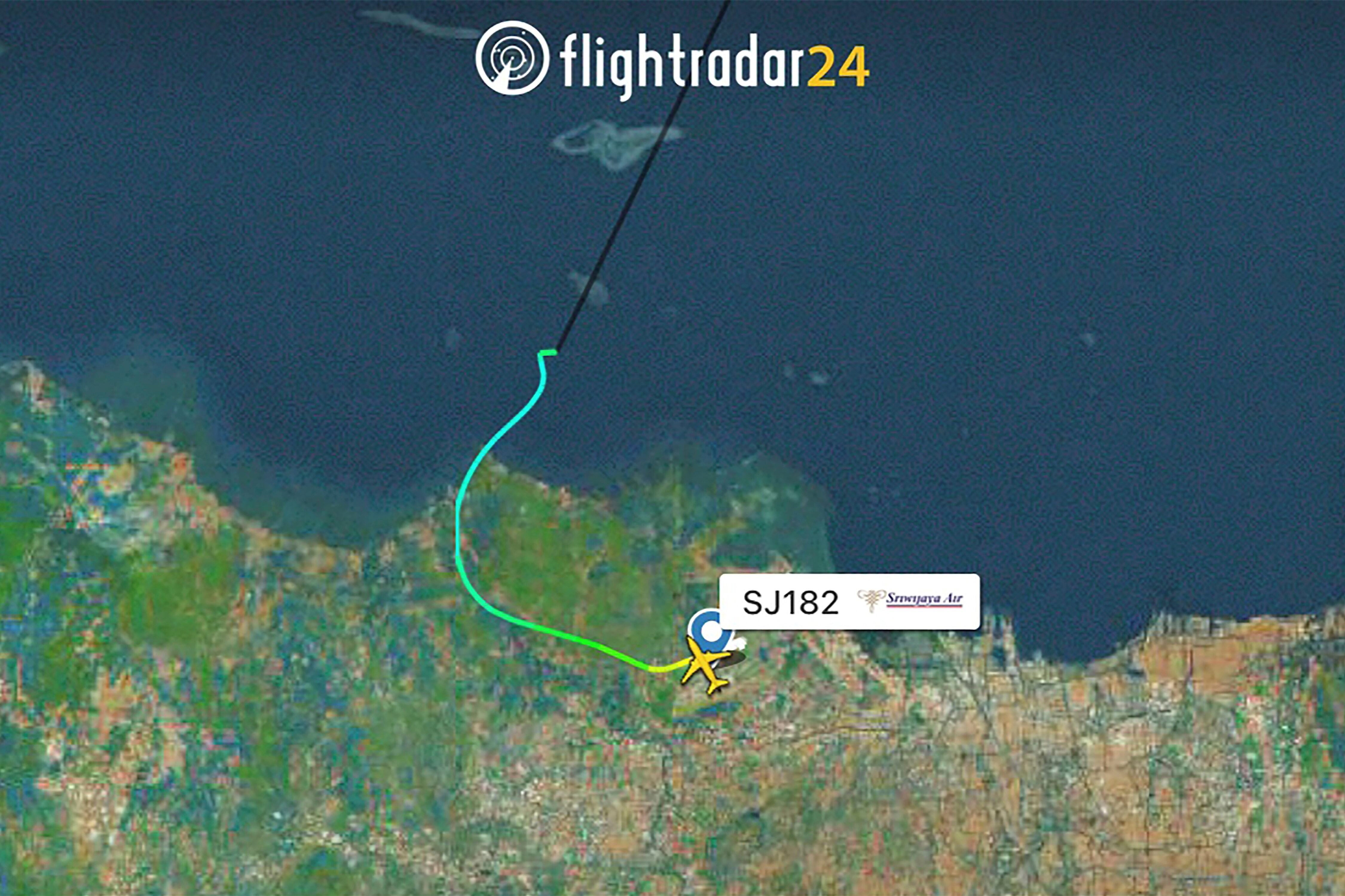 Las autoridades aeronáuticas de Indonesia perdieron control con un avión de Sriwijaya Air a los pocos minutos de su despegue desde Jakarta (Flightradar24.com via AP)