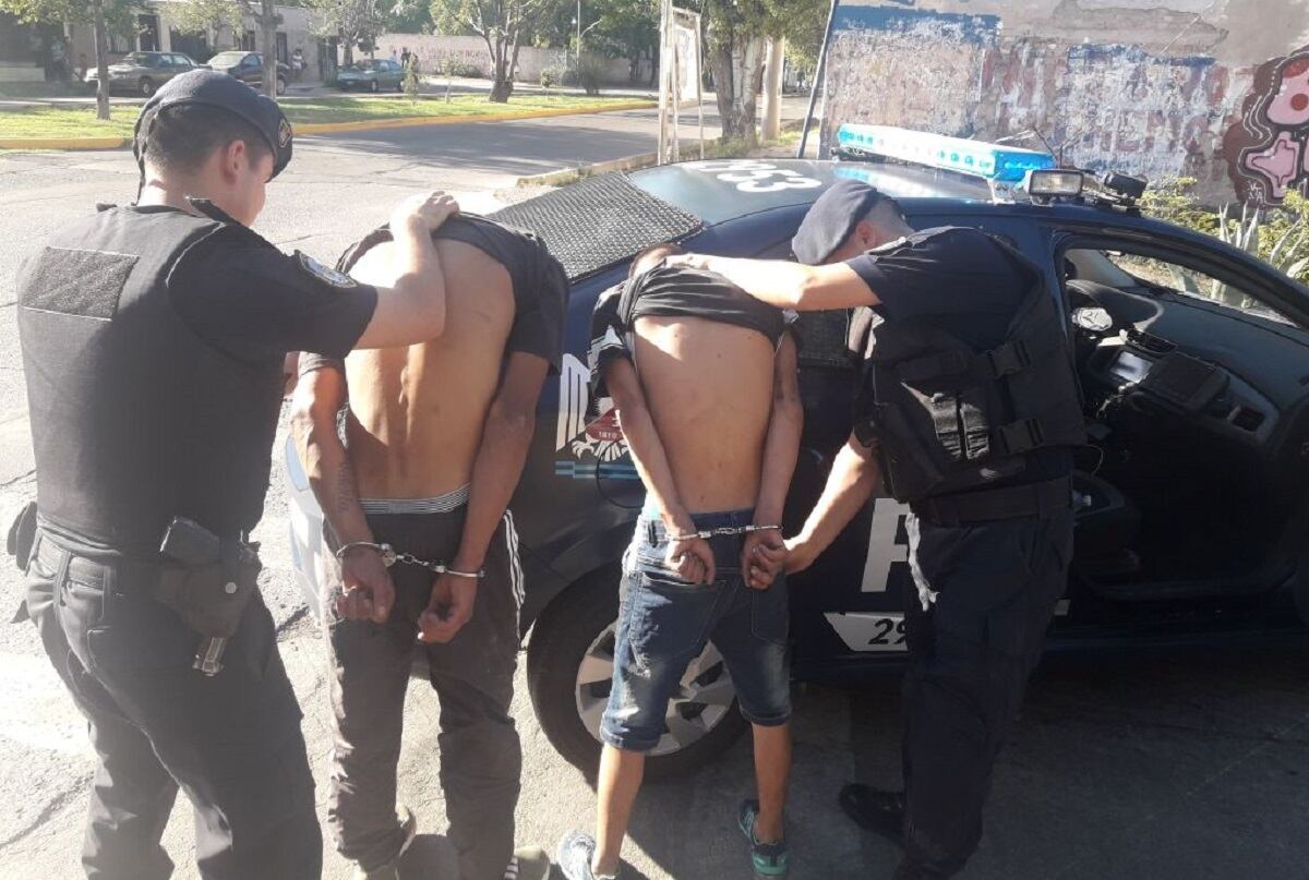 Dos detenidos robando cables telefónicos y fibra óptica a plena luz del día