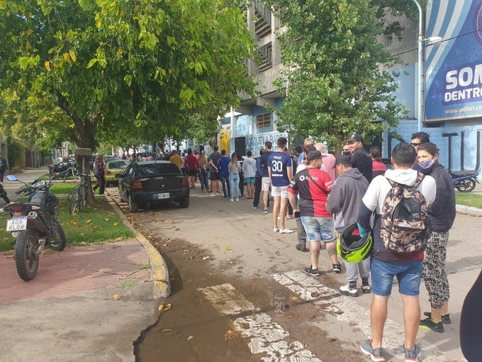 Cola para conseguir una entrada para el partido de Colón en Copa Argentina