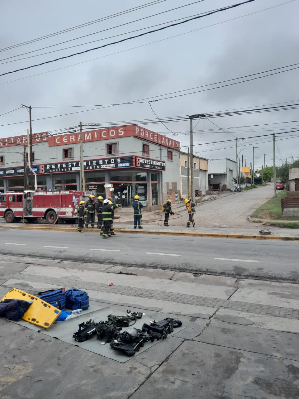 Los bomberos trabajaban y Ecogas en la zona. (Policía)