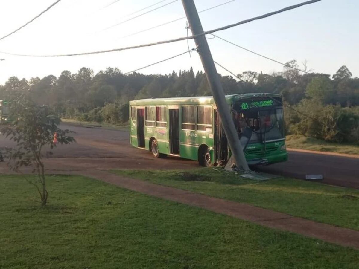 Posadas: colectivo urbano chocó contra un poste y un bebé resultó herido