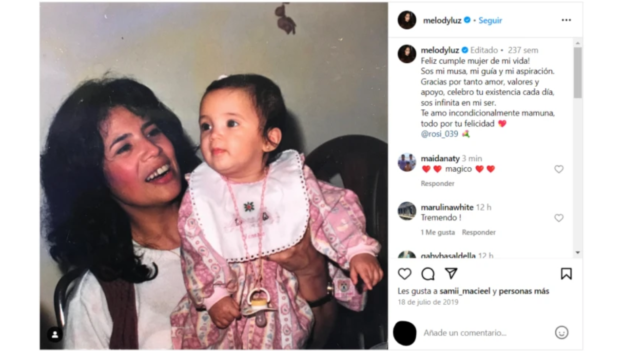 La foto de Melody Luz con el babero.