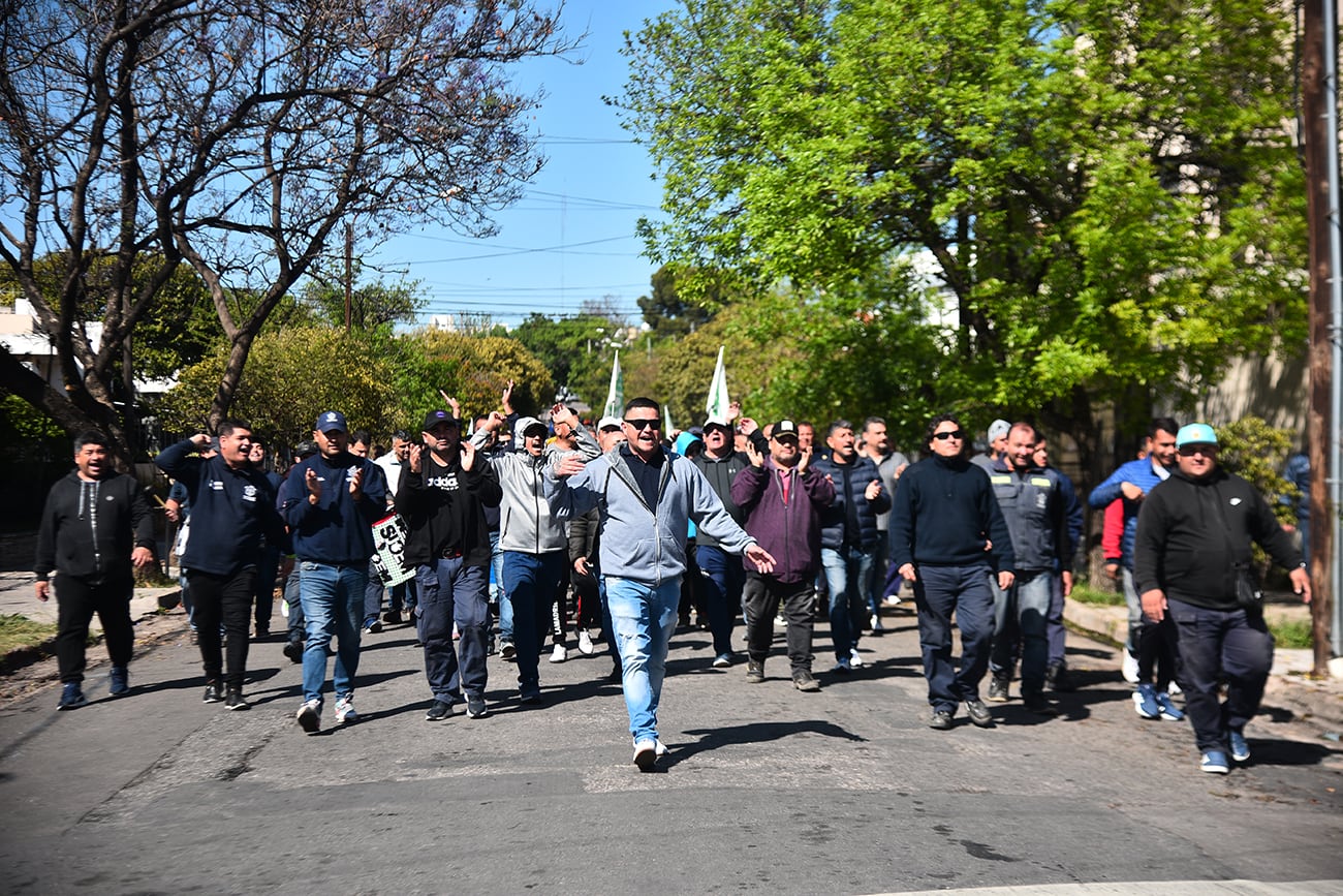 Empleados municipales marchan por las calles de la ciudad. (Pedro Castillo / La Voz)