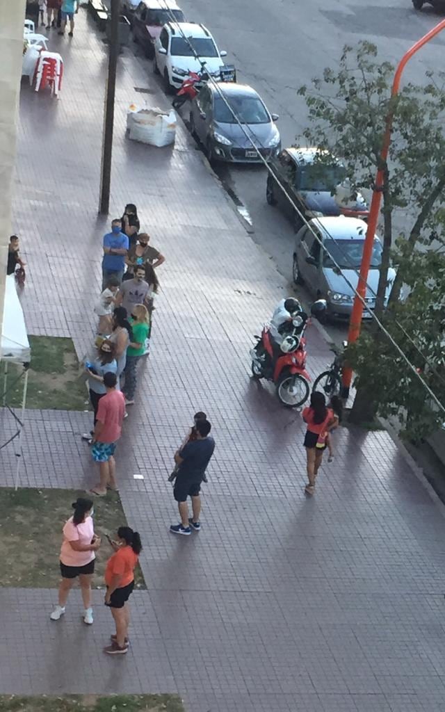 Filas de personas en el ingreso a una de las jugueterías de la ciudad.