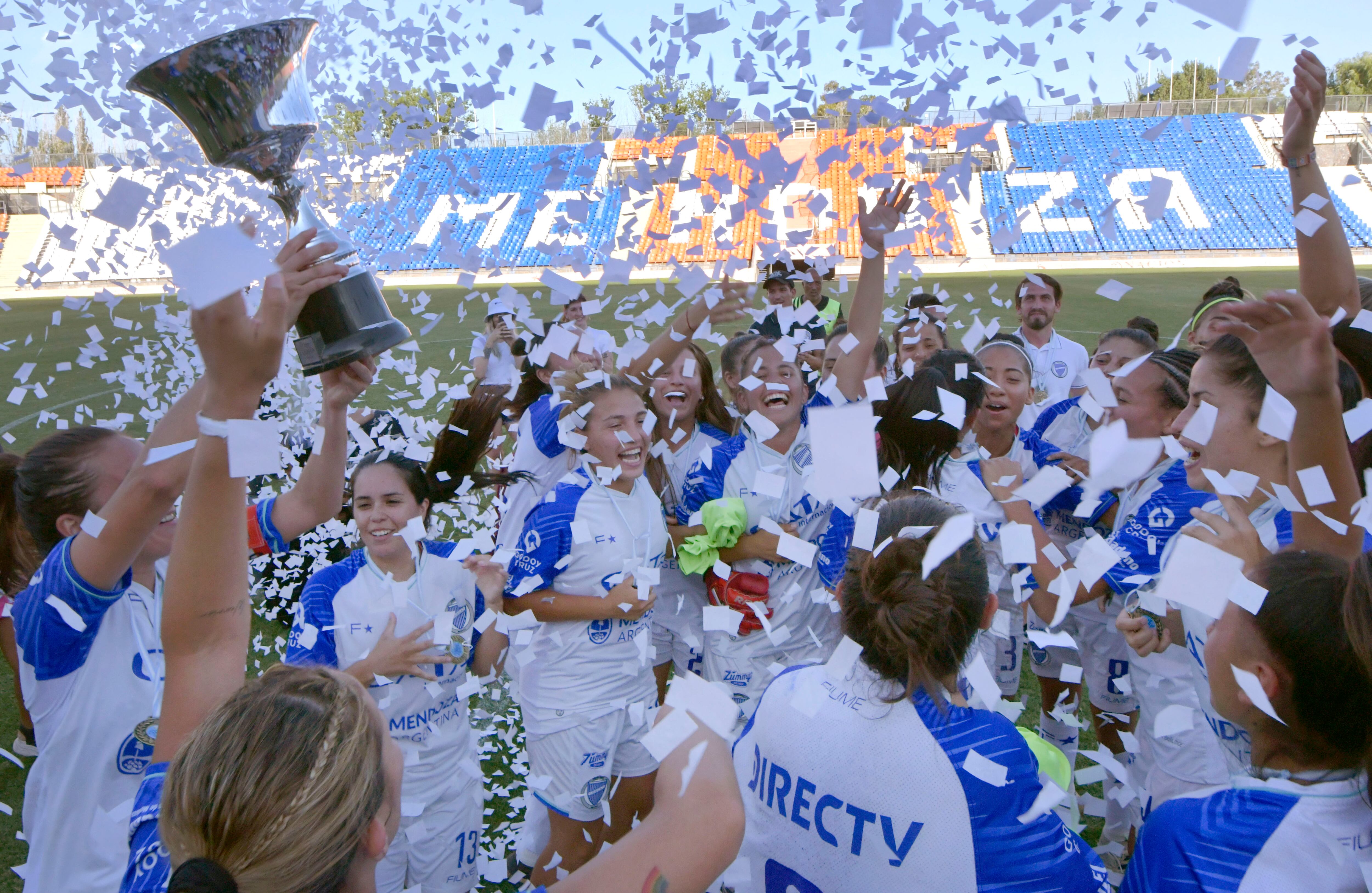 Godoy Cruz A logró su cuarto título de la Liga Mendocina de fútbol femenino luego de una goleada en el estadio mundialista frente a AMUF. Foto: Orlando Pelichotti