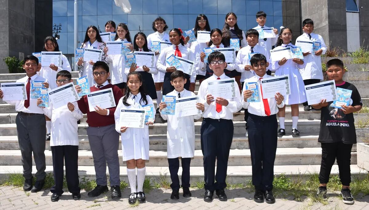 Los alumnos cuyos trabajos fueron seleccionados en el primer concurso "Semillero de Historias: Obras Literarias de Educación Primaria".